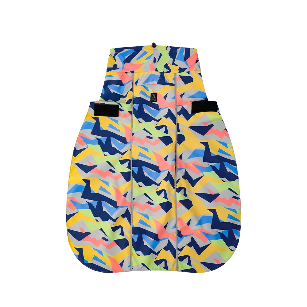 Impermeable Capa de Lluvia de Totto Pets, es de un patrón geométrico de colores múltiples como azul, amarillo rojo y celeste