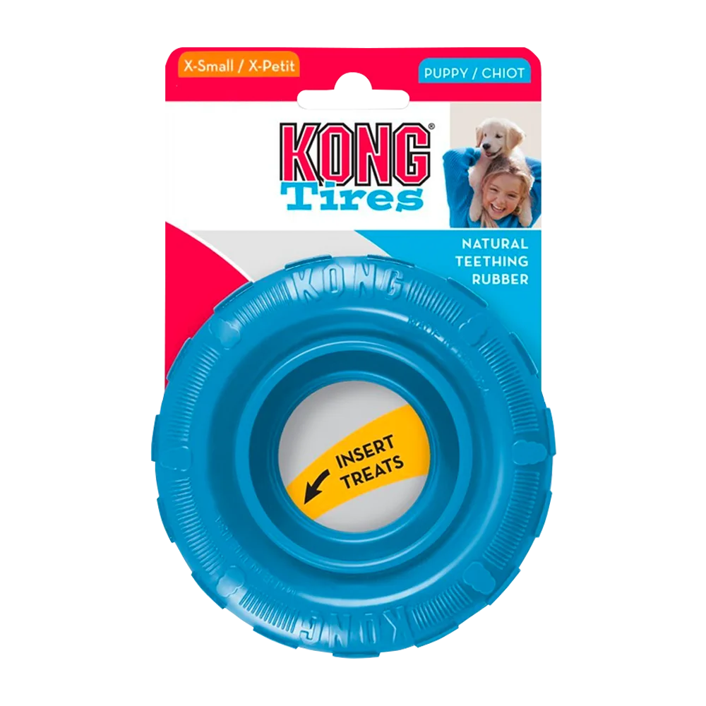 Empaque original color rojo con detalles blancos del juguete Kong Cachorro Tires en color celeste en talla S. Es un juguete con forma de llanta para apoyar la etapa de dentición de los cachorros.