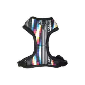 Arnés para mascotas con diseño ergonómico y estampado de rayas multicolores, equipado con hebillas de ajuste rápido.