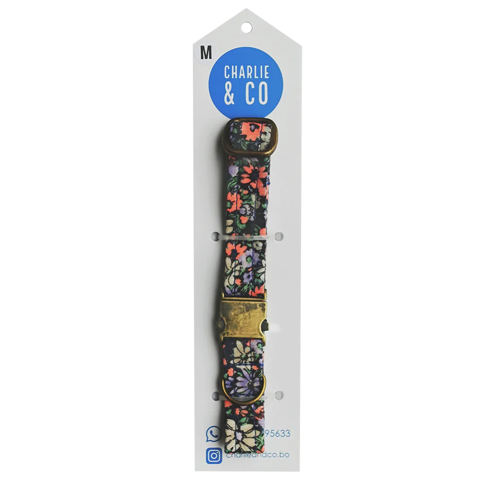 Imagen de Collar Floreado Morado Charlie & Co. en su empaque original. Es un collar con hebilla metálica de color morado con flores de colores en talla M