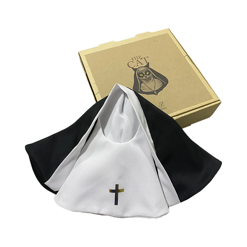 Caja de disfraz de monja para gatos: Monja Catbox de la marca boliviana Catllejera. Es una caja de cartón que contiene un disfraz de monja color negro con blanco adaptado para gatos.