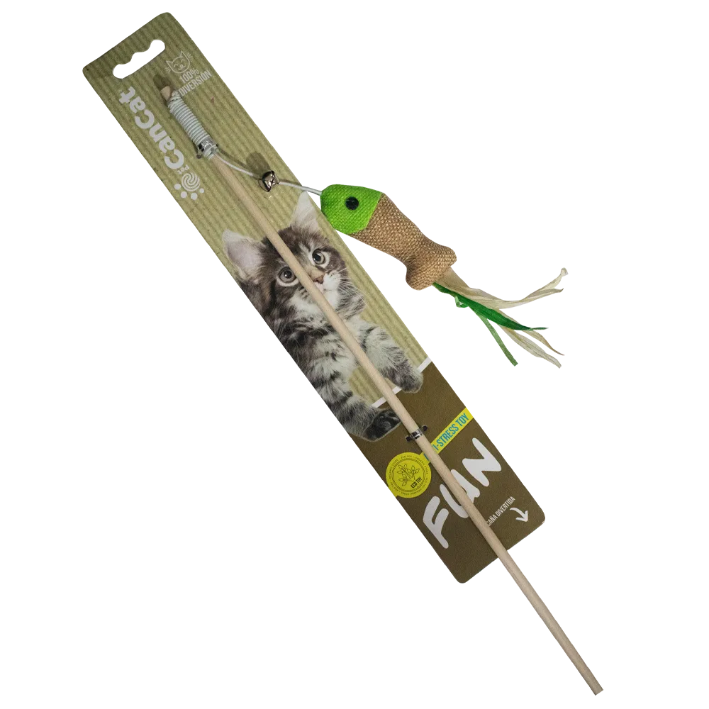 Varita para gatos CanCat de madera con un detalle con forma de pez color verde con marrón y una colita de paja en la punta