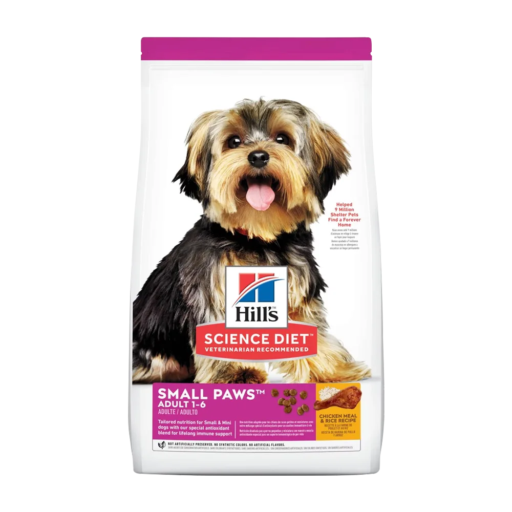Bolsa blanca de alimento Hill's Science Diet Adult Small Paws, es un alimento para perros adultos de raza pequeña y mini, la bolsa tiene detalles rosados oscuros y un perro yorkshire en el centro de la bolsa.