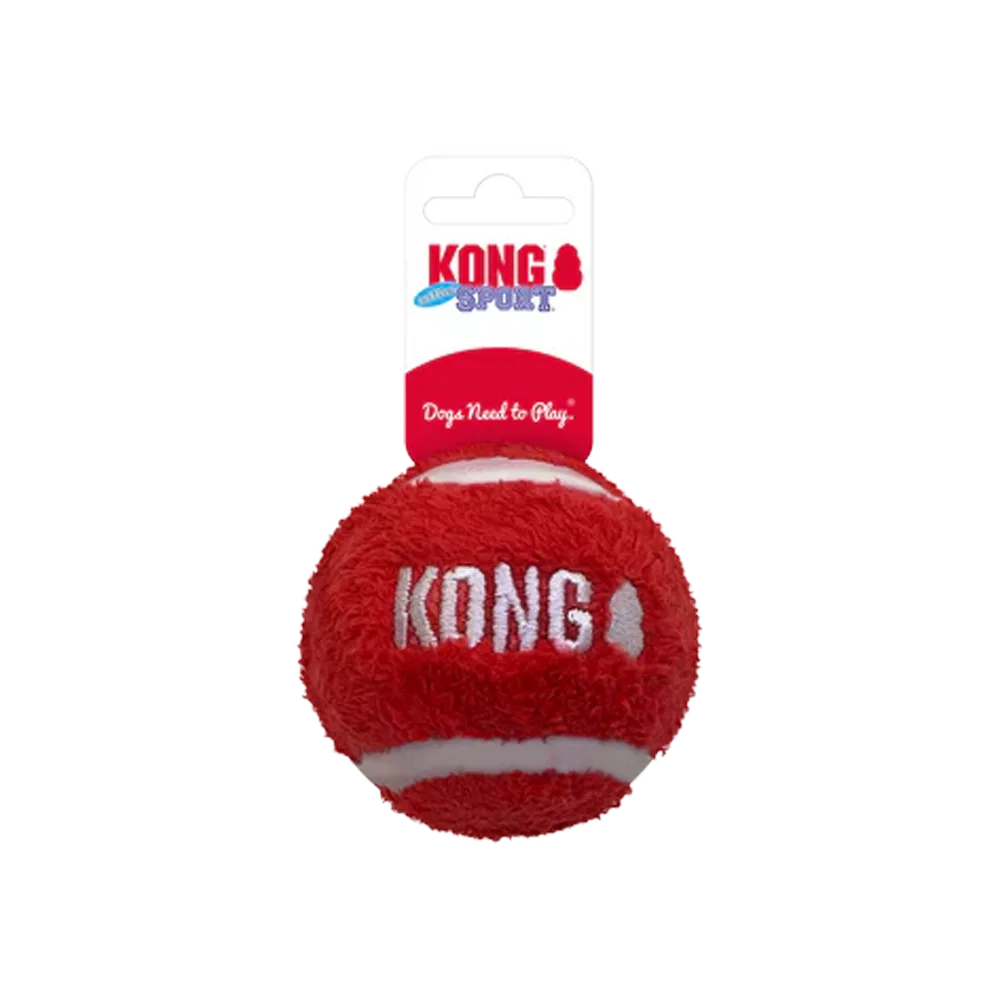 Pelota de felpa color rojo con diseño de pelota de tenis y dice KONG en letras grises, es la Pelota Kong Sport Softies