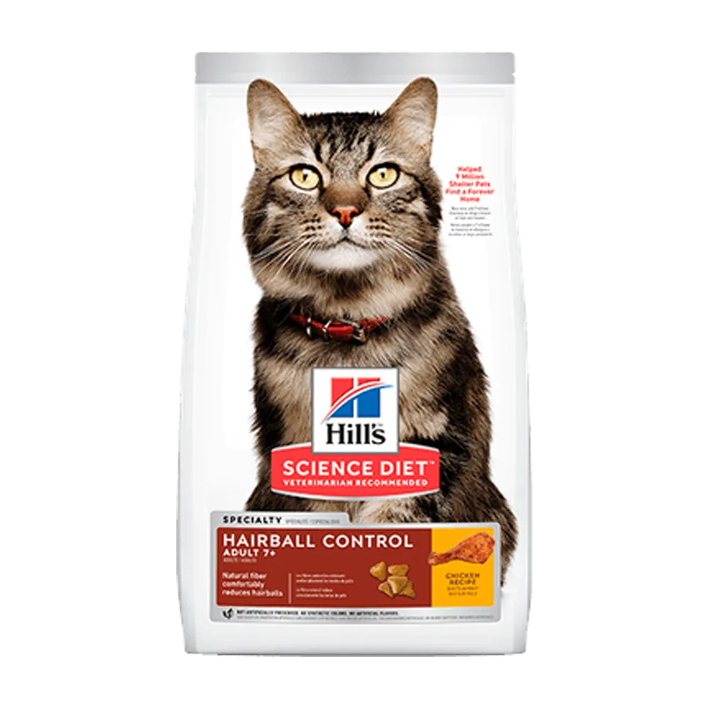 Bolsa de alimento para gatos Hill's Science Diet Feline Adult 7+ Hairball Control, es un alimento que evita la formación de bolas de pelo para gatos adultos de 7 años en adelante, la bolsa es blanca con detalles naranja claro y burgoña rojizo, tiene una franja gris en la parte superior de la bolsa y en medio de la bolsa tiene un gato de pelo largo atigrado tabby con tonos gris y marrón claro