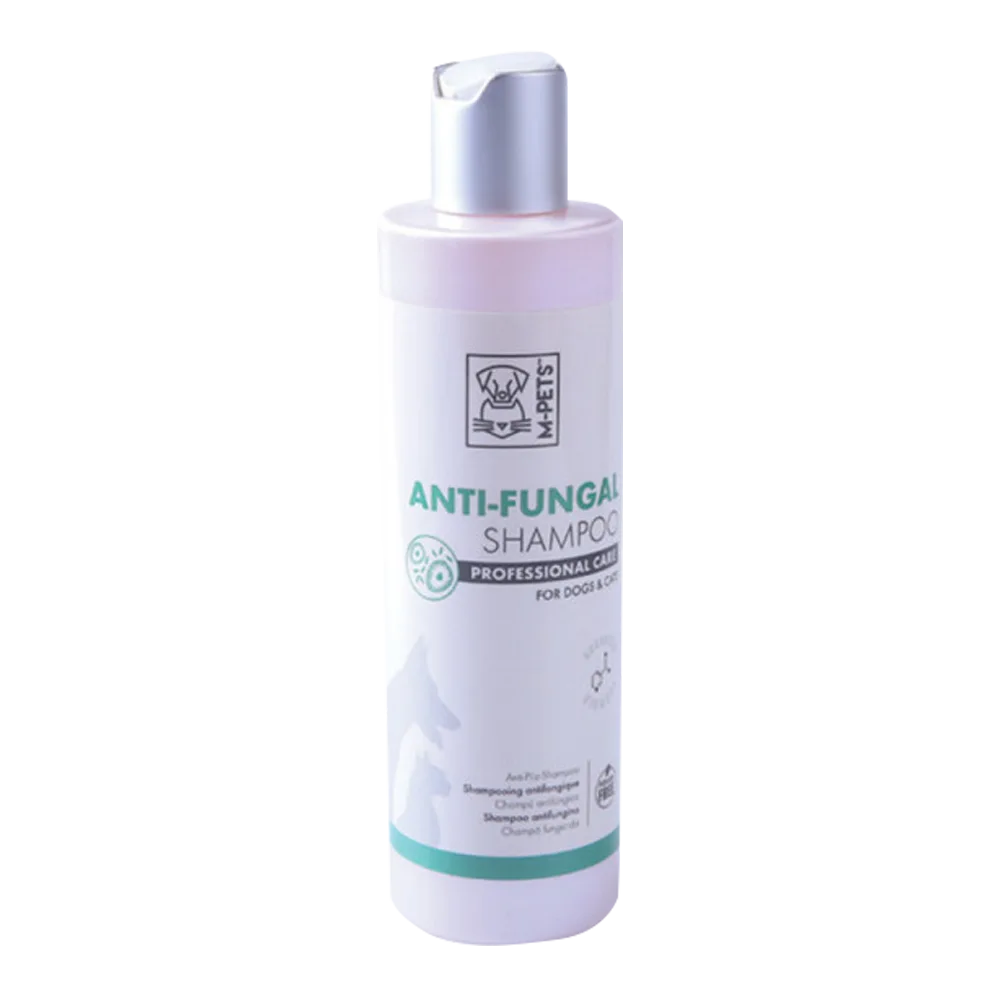Frasco de Shampoo Antifúngico de M-Pets para mascotas, es de color banco y tiene detalles en tonos calipso, trata y alivia las infecciones en la piel de perros y gatos