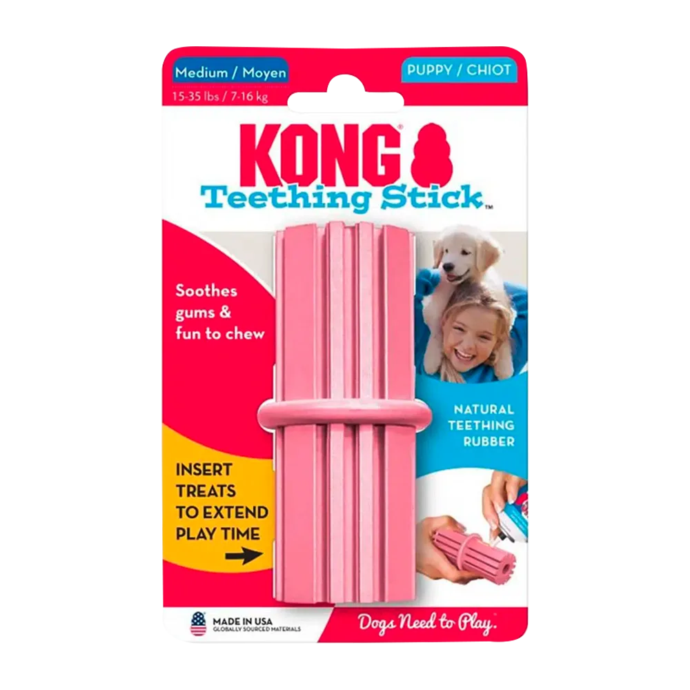 Empaque original color rojo con detalles blancos del juguete Kong Cachorro Teething Stick en color rosado en talla M. Es un juguete para apoyar la etapa de dentición de los cachorros.