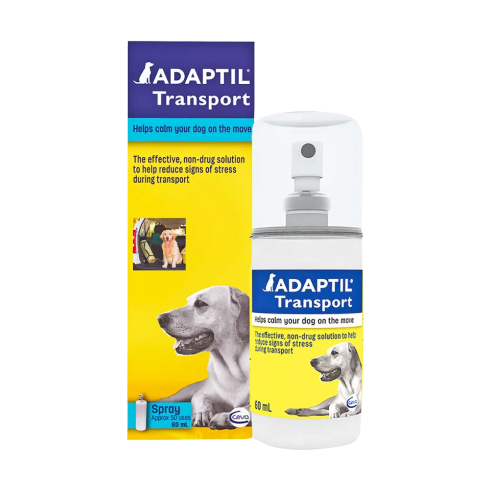 Caja amarilla con detalles azules y una botella de spray con los mismos colores de Adaptil Transport Spray, son feromonas para perros que ayudan a calmar comportamientos asociados con el estrés