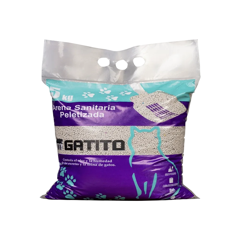 Bolsa transparente con franjas moradas y celestes de la Arena Sanitaria Mi Gatito, una arena aglomerante para gatos hecha en Bolivia.