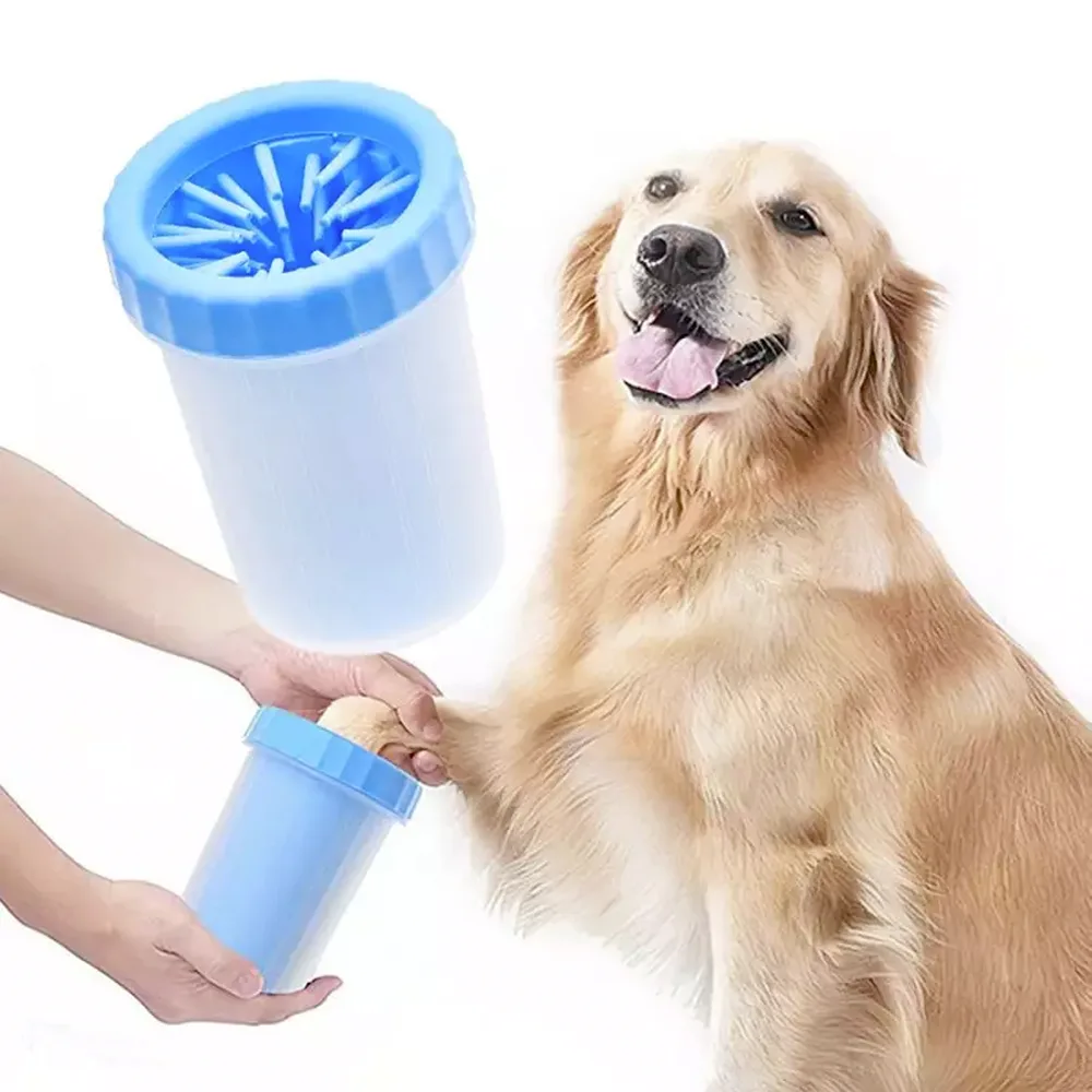Perro golden retriever con una pata dentro del vaso Limpiador de Patas Portatil