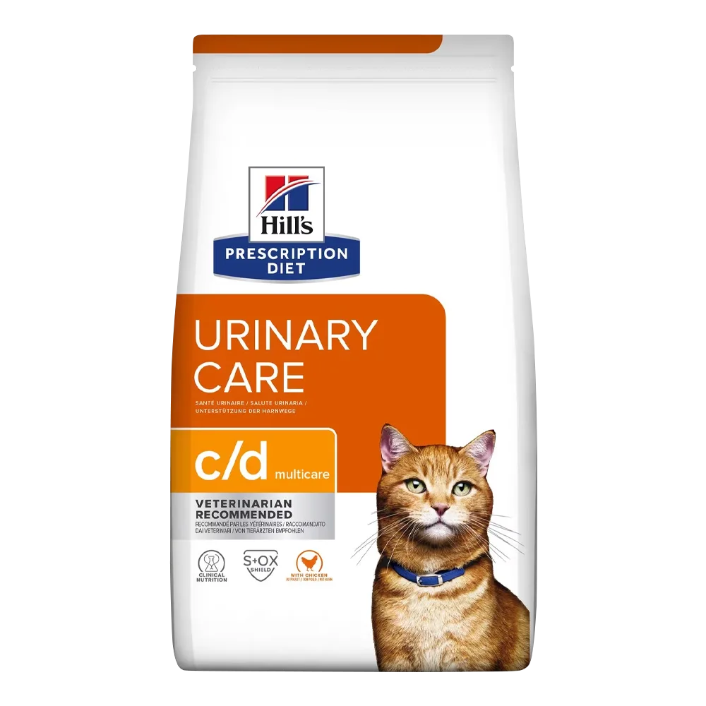 Bolsa de alimento Hill's Prescription Diet Feline c/d Multicare para gatos con problemas urinarios, la bolsa es blanca con detalles anaranjados en tonos claros y oscuros y un gato naranja con un collar azul en la parte derecha inferior