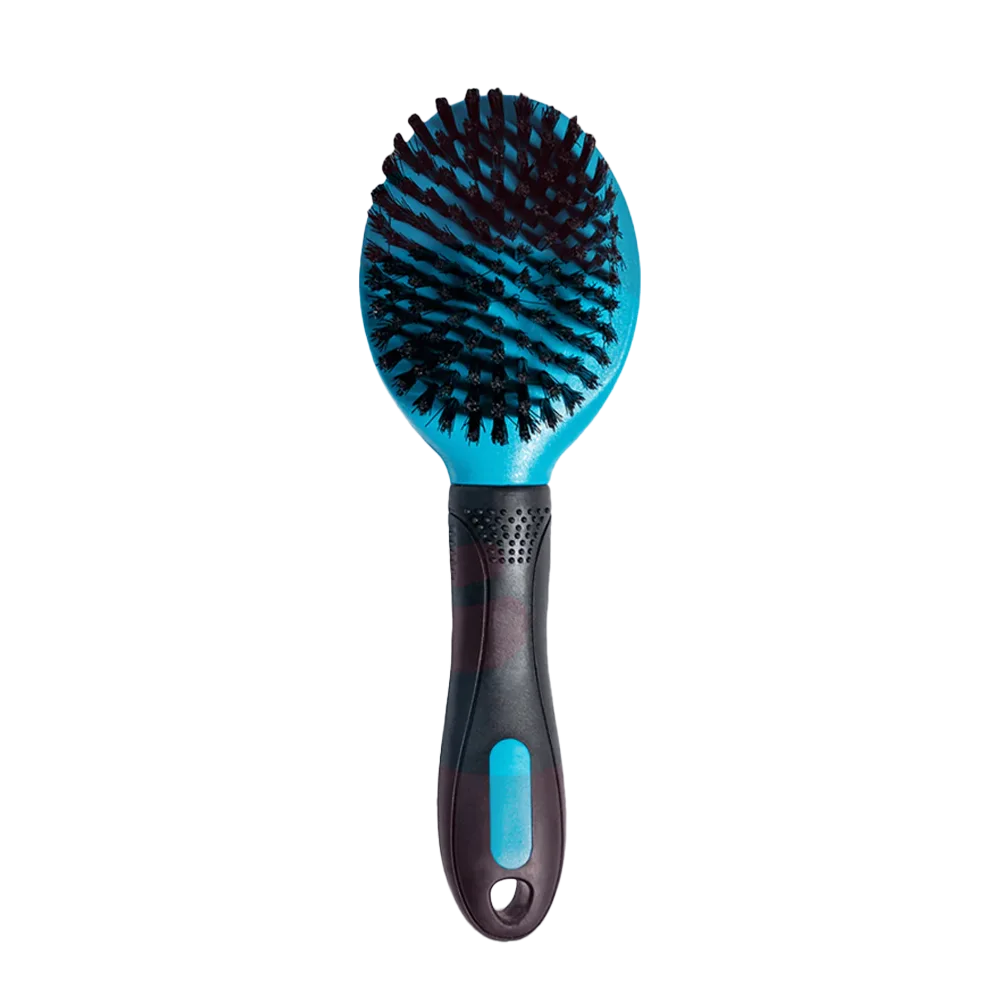 Cepillo de Cerdas de la marca M-Pets, tiene un mango negro y detalles calipso, las cerdas son negras y suaves. Es un cepillo apto para perros y gatos