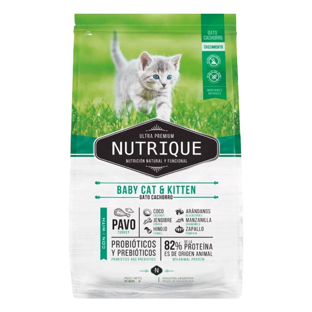 Bolsa blanca con detalles verdes y negros, tiene una foto de un gato blanco bebé en un jardín que cubre la mitad de la bolsa, es el alimento Nutrique Gato Cachorro para gatos bebés hasta el primer año de vida