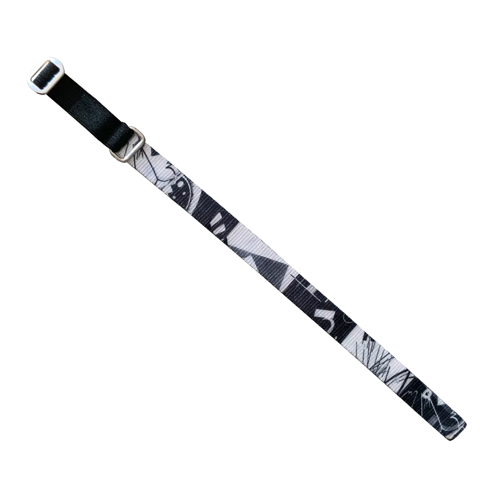 Collar Blky Elástico Para Gatos con un estampado abstracto en blanco y negro y con un pasador y un aro de metal para colgar una placa identificativa.