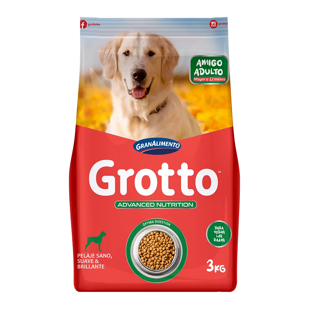 Bolsa roja con detalles blancos y verdes de alimento Grotto Adulto para perros mayores a 12 meses, tiene un labrador rubio en la portada
