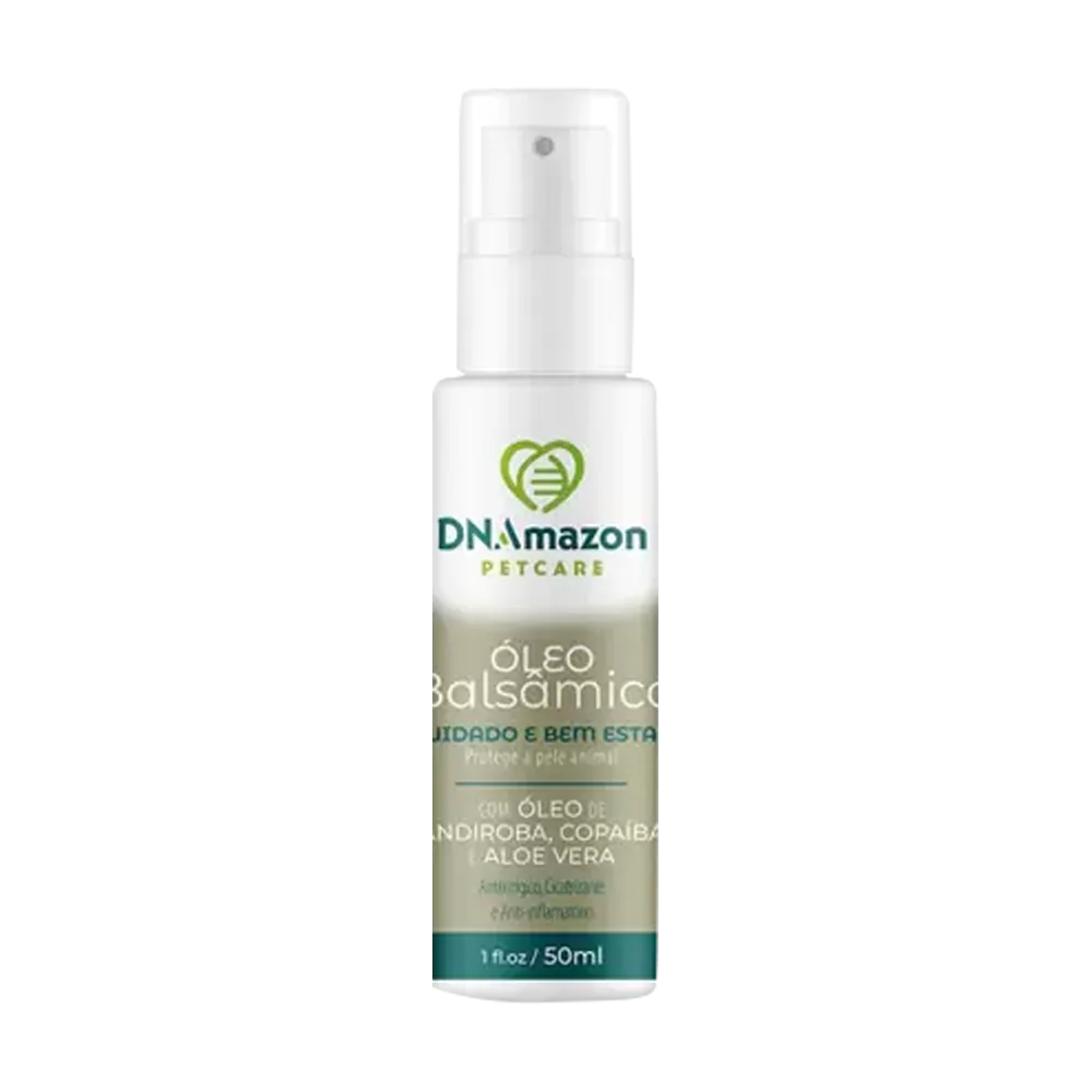 Frasco con atomizador de color blanco y una etiqueta verde con letras en tonos verde oscuro y tiene 50mL. Es el producto Spray Antifúngico Balsámico de la línea DNAmazon para mascotas, ayuda a tratar los síntomas de afecciones dermatológicas