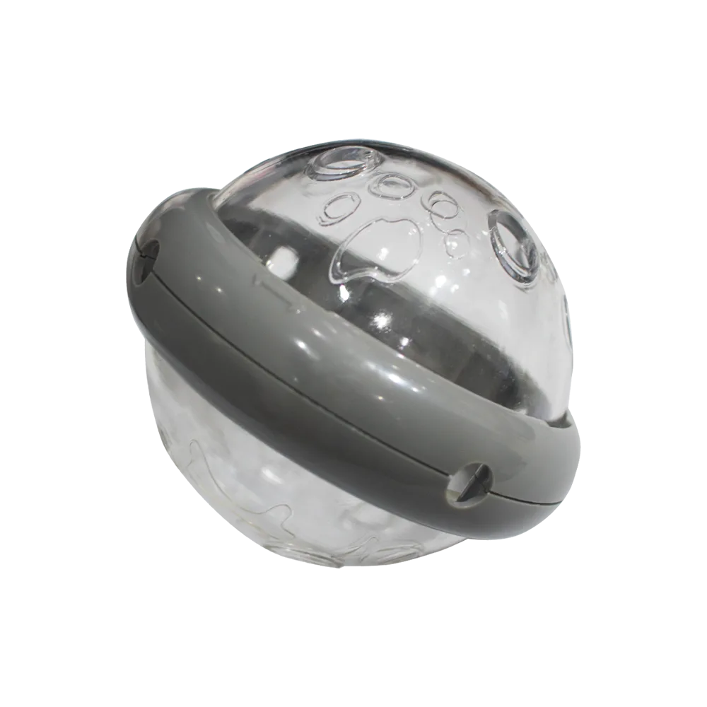 Pelota Dispensadora de Alimento transparente con agujeros para que mientras ruede salgan las croquetas y un detalle gris al medio donde se desenrosca 