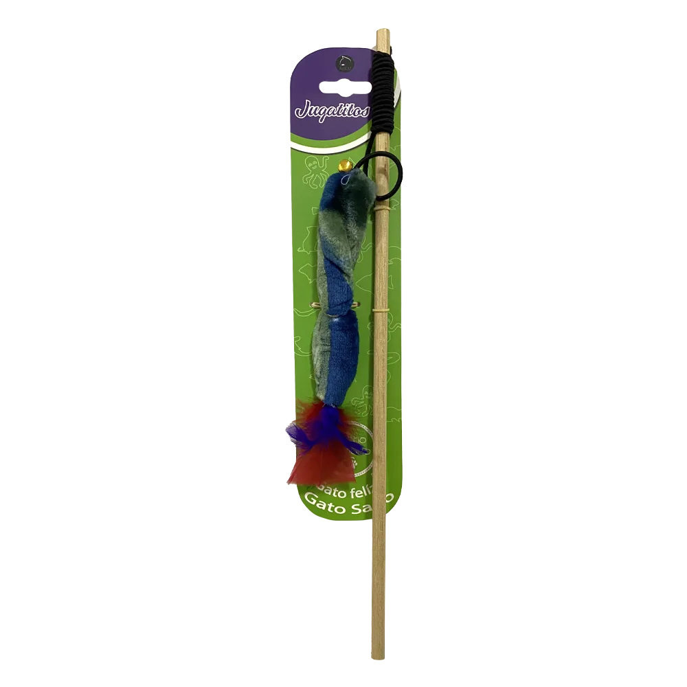 Varita Jugatitos de madera para gatos, está en su empaque original, una superficie verde cartón con detalles morados. La cañita es de madera y le cuelga un juguete de tela de colores opacos.