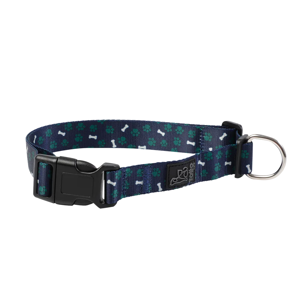 Collar Totto modelo Mylu regulable para perros en talla S. Es de color azul marino con detalles de patitas verdes con huesitos blancos
