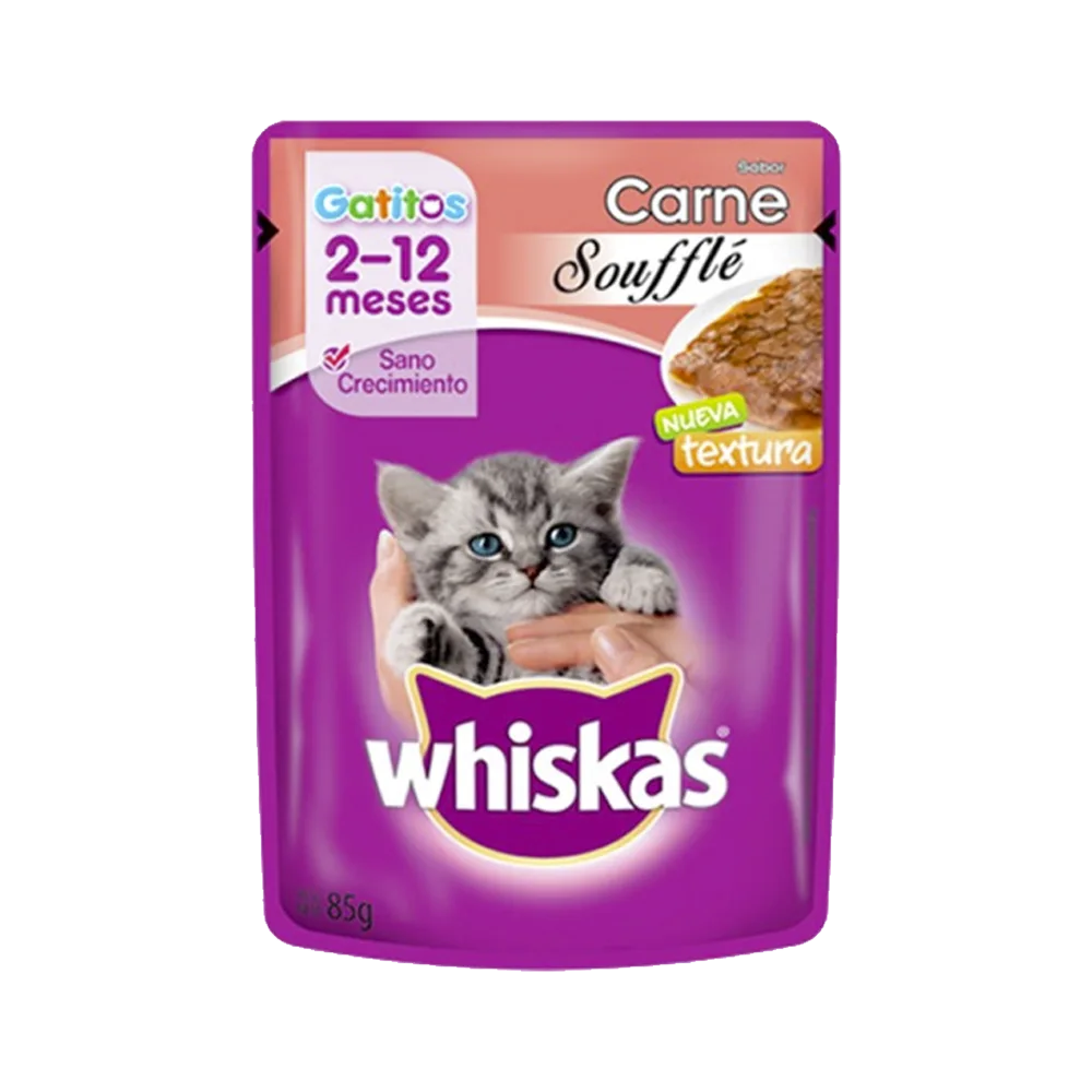 Sobre de Whiskas Gatito Souffle de Carne: alimento húmedo para gatos cachorros con sabor a carne. Es de color violeta con detalles rosados y una imagen de un gato en el medio