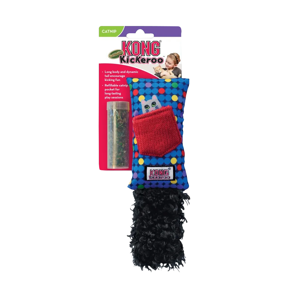 Juguete Kong Kickeroo Para Gatos en su empaque original con un tubo de catnip de regalo. Es una almohadilla de peluche con un bolsillo y cola peluda