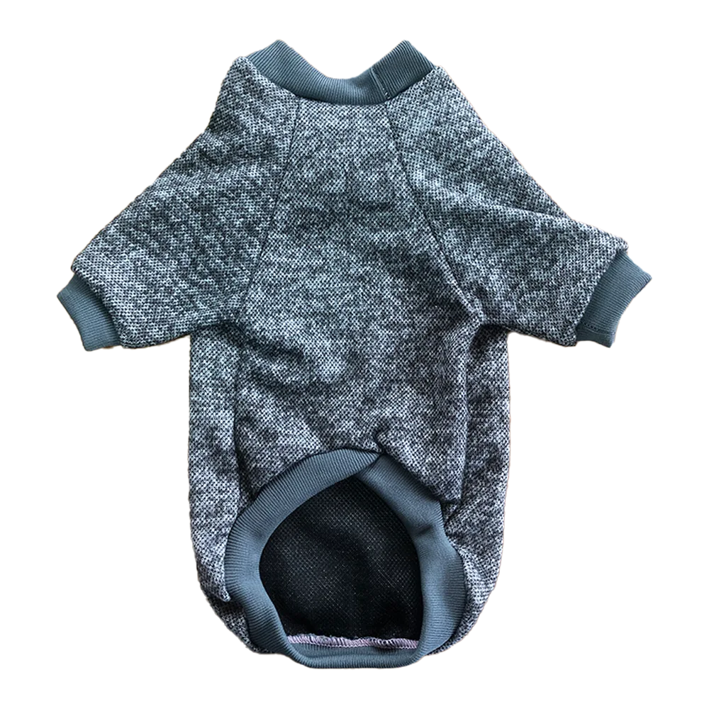 Imagen frontal de la Chompa Gris Jaspeada. Es de una tela de color gris con vetas gris claro y gris oscuro. El cuello, las mangas y la parte de abajo están recubiertos con un forro de un color grisaceo que contrasta elegantemente con la prenda