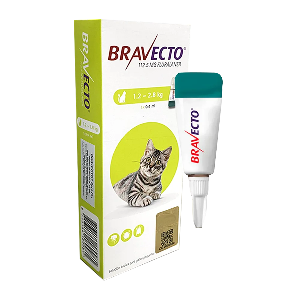 Caja blanca con detalles verde limón y un gato atigrado gris en el centro, además hay una pipeta blanca con verde a lado de la caja. Es el producto Bravecto Spot On Gatos 1,2 a 2,8 kg una solución tópica para las infestaciones de pulgas y garrapatas en gatos