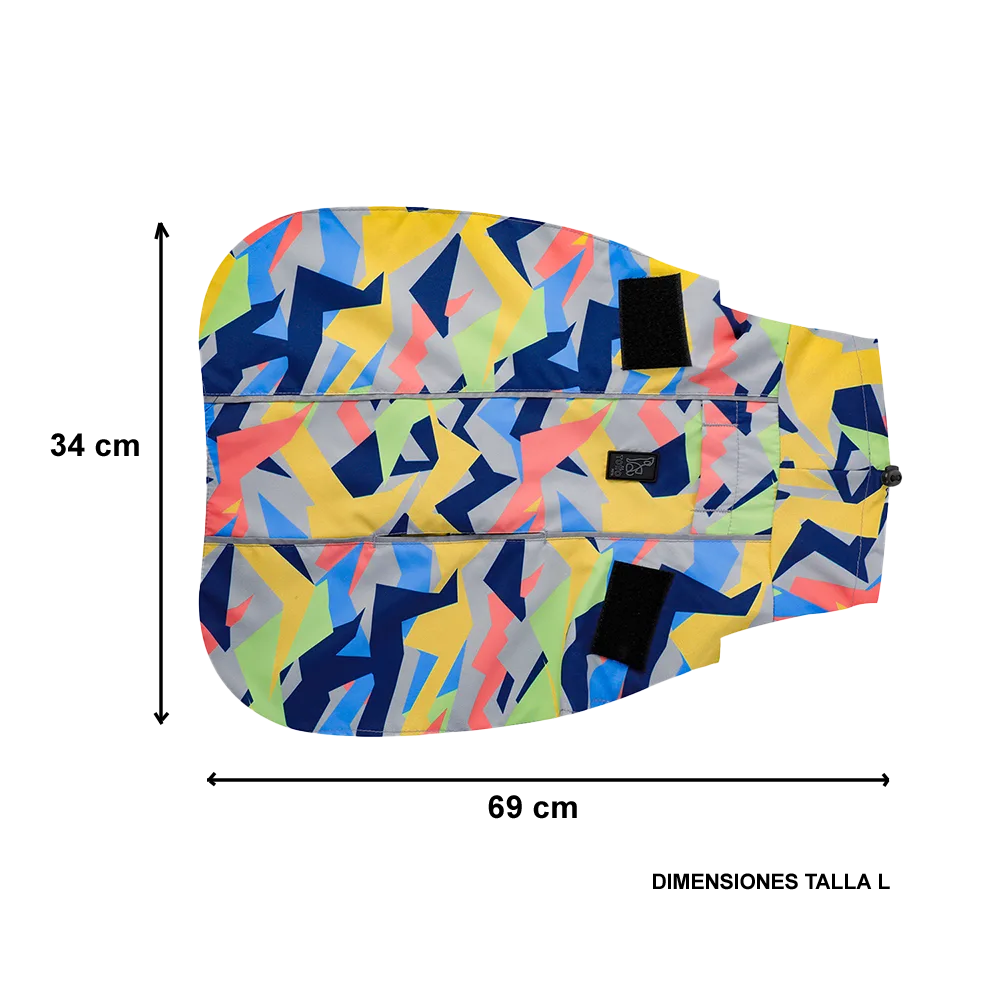 Impermeable Capa de Lluvia de Totto Pets, es de un patrón geométrico de colores múltiples como azul, amarillo rojo y celeste, está mostrando sus dimensiones en talla L  69 cm de largo y 34 cm de ancho