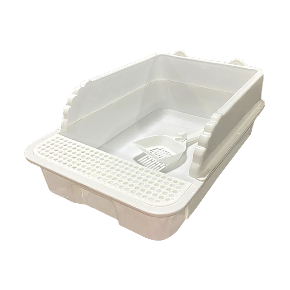 Bandeja Sanitaria Mediana Rectangular con Borde de plástico para gatos, es un arenero abierto color blanco entero con bordes alrededor. Tiene una rejilla blanca al ingreso del arenero y en su interior hay una pala recolectora color blanco.