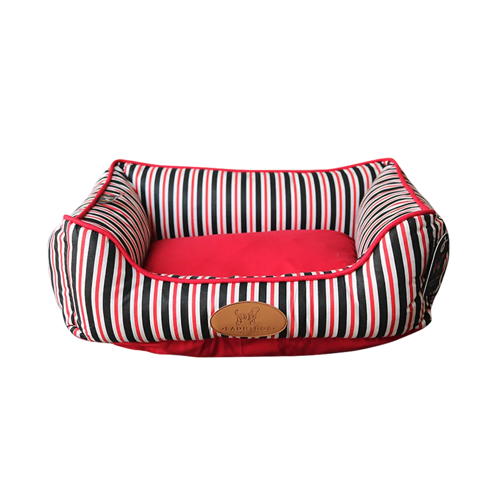 Imagen de Cama Fresca Talla S en color roja, tiene un patrón a rayas blancas negras y rojas.