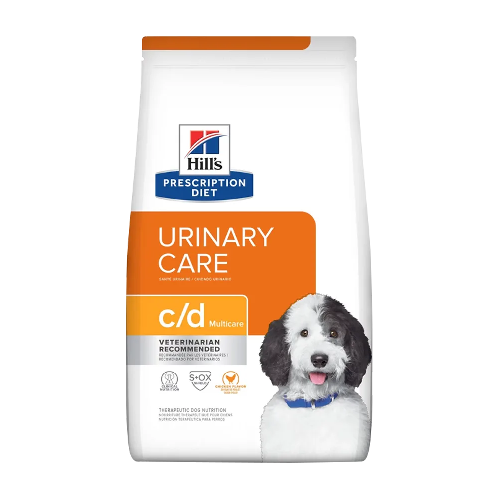 Bolsa de alimento Hill's Prescription Diet Canine c/d Multicare para perros con problemas urinarios, la bolsa es blanca con detalles anaranjados en tonos claros y oscuros y un perro blanco con un collar azul en la parte derecha inferior