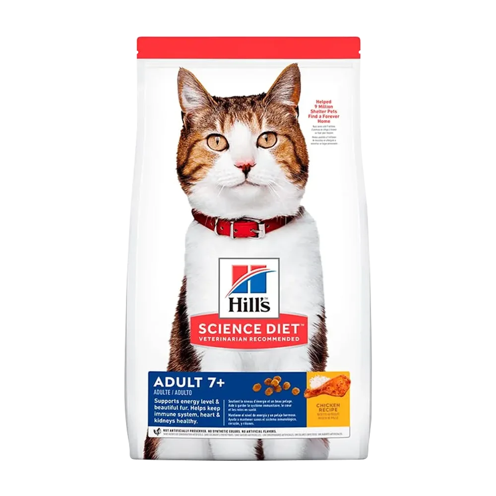Bolsa de alimento para gatos Hill's Science Diet Feline Adult 7+ Chicken Recipe, es un alimento para gatos adultos a partir de los 7 años en adelante, la bolsa es blanca con detalles naranja y azul oscuro, tiene una franja roja en la parte superior de la bolsa y en medio de la bolsa tiene un gato blanco con rayas tabby en la cara y el lomo con tonos marrón claro y naranja