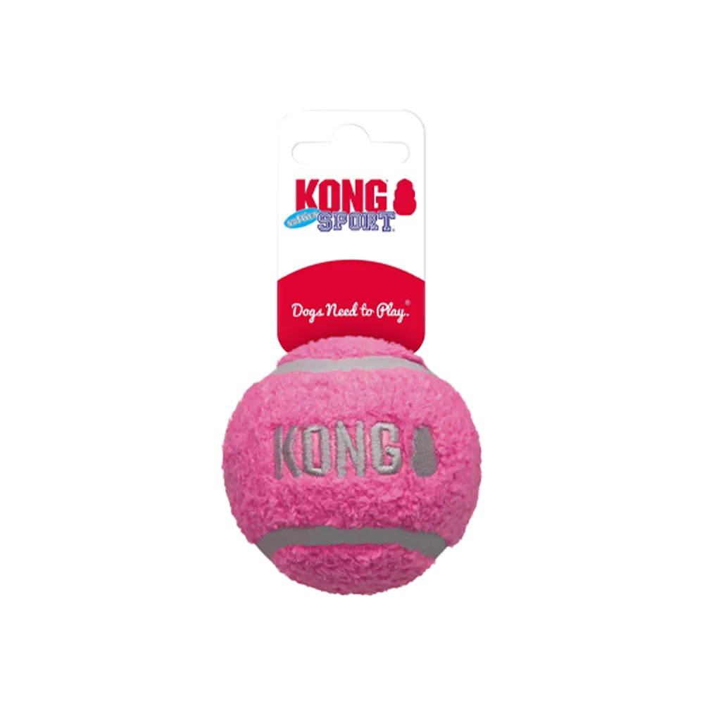 Pelota de felpa color rosa con diseño de pelota de tenis y dice KONG en letras grises, es la Pelota Kong Sport Softies