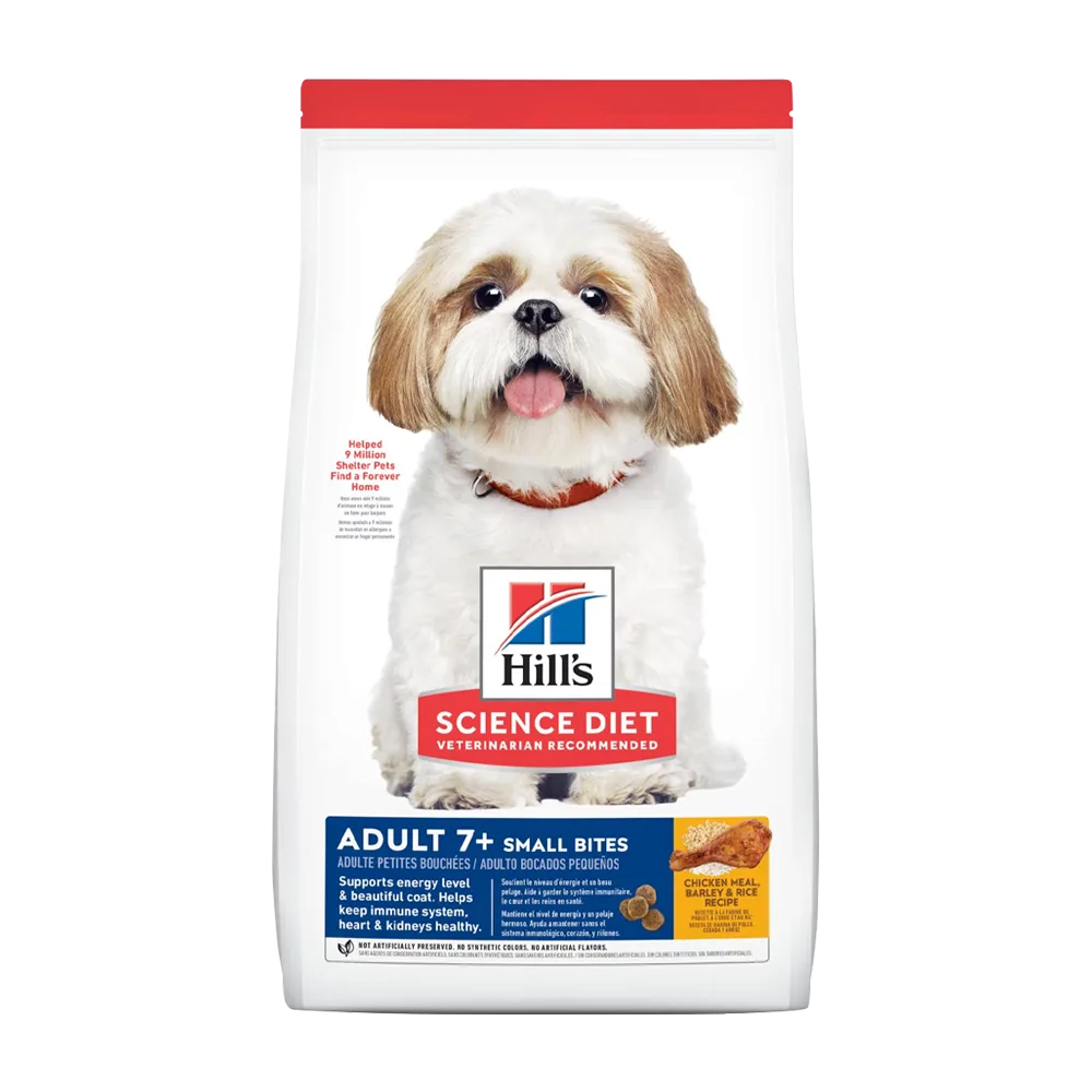 Bolsa blanca de alimento Hill's Science Diet Small Bites 7+, es un alimento seco para perros adultos mayores a los 7 años que prefieren bocaditos pequeños, la bolsa tiene una franja roja en la parte superior, detalles en color azul brillante y un perro shitzu blanco con las orejas marrones en la parte central