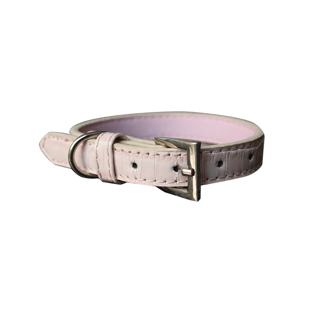 Imagen del Collar Croc Talla S de la marca M-Pets en color rosa pastel. Es un collar para perros pequeños con textura de cocodrilo y hebilla de metal.