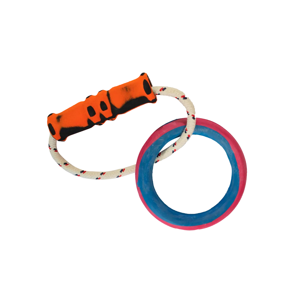 Jaladro con aro para perros con una cuerda color blanco con detalles negros y un mango naranja con negro