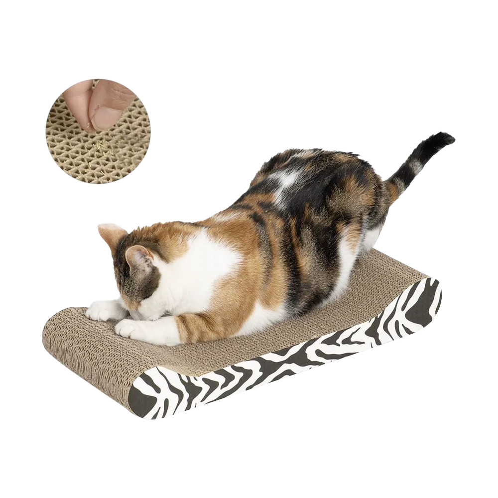 Imagen de rascador alargado y plano, está hecho de cartón corrugado y en la parte frontal tiene un patrón atigrado blanco sobre un fondo negro. Es el Rascador Para Gatos Atigrado de la línea Catit. Tiene un gato encima color blanco con manchas marrones