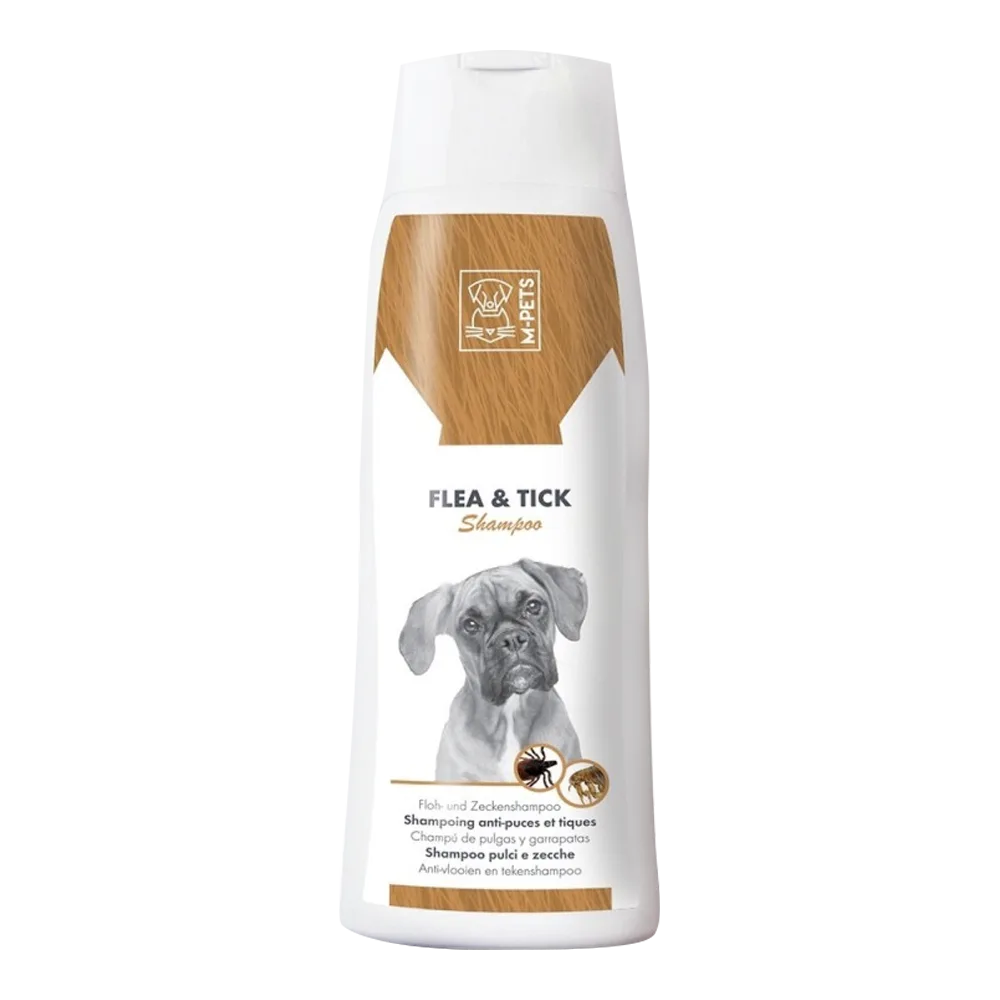 Frasco de shampoo color blanco con una etiqueta color marrón claro y un perro blanco y negro en la portada, es un Shampoo para Pulgas y Garrapatas de la línea M-Pets