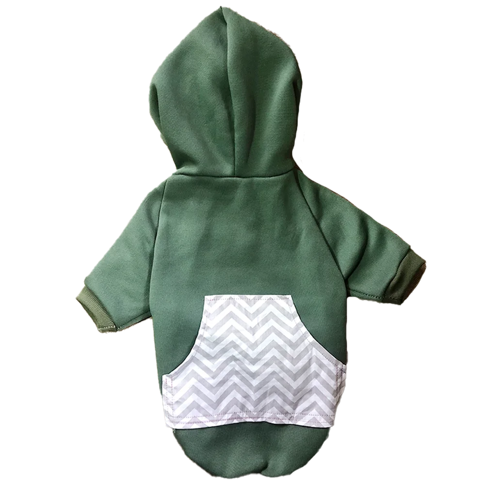 Imagen trasera del buzo verde militar para perros. Es muy similar a la parte frontal, muestra un bolsillo similar al de los "hoodies" hecho de tela de color blanco.