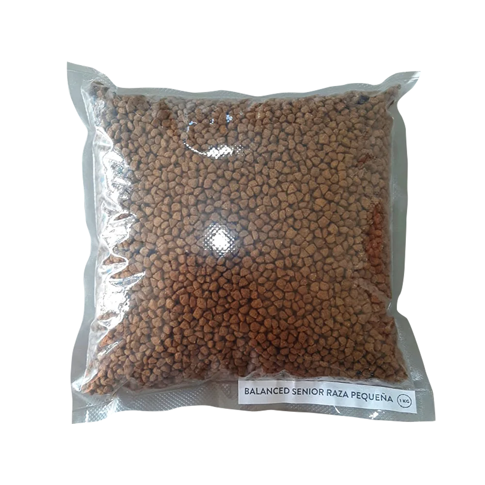 Bolsa transparente sellada con croquetas del alimento Balanced Senior Raza Pequeña en presentación fraccionada de 1 kg