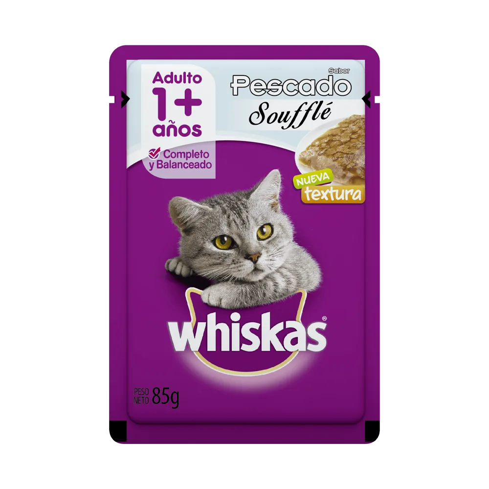 Sobre de alimento húmedo para gatos adultos Whiskas Adulto Souffle de Pescado en su presentación de 85 gramos. Es de color violeta con detalles celeste claro y tiene la fotografía de un gato gris encima del logo de Whiskas.