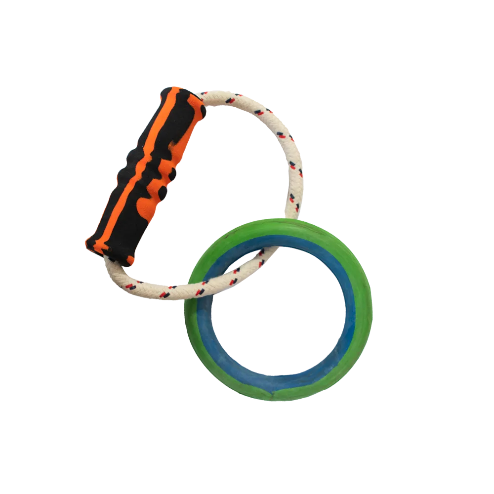 Jaladro con aro para perros con una cuerda color blanco con detalles negros y un mango naranja con negro