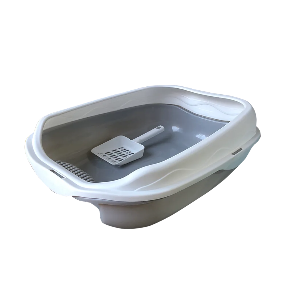 Bandeja Sanitaria para gato talla M, es de color gris y tiene un borde elevado en todo el perímetro, es de color blanco. Tiene una pala color blanca en el interior de la bandeja.