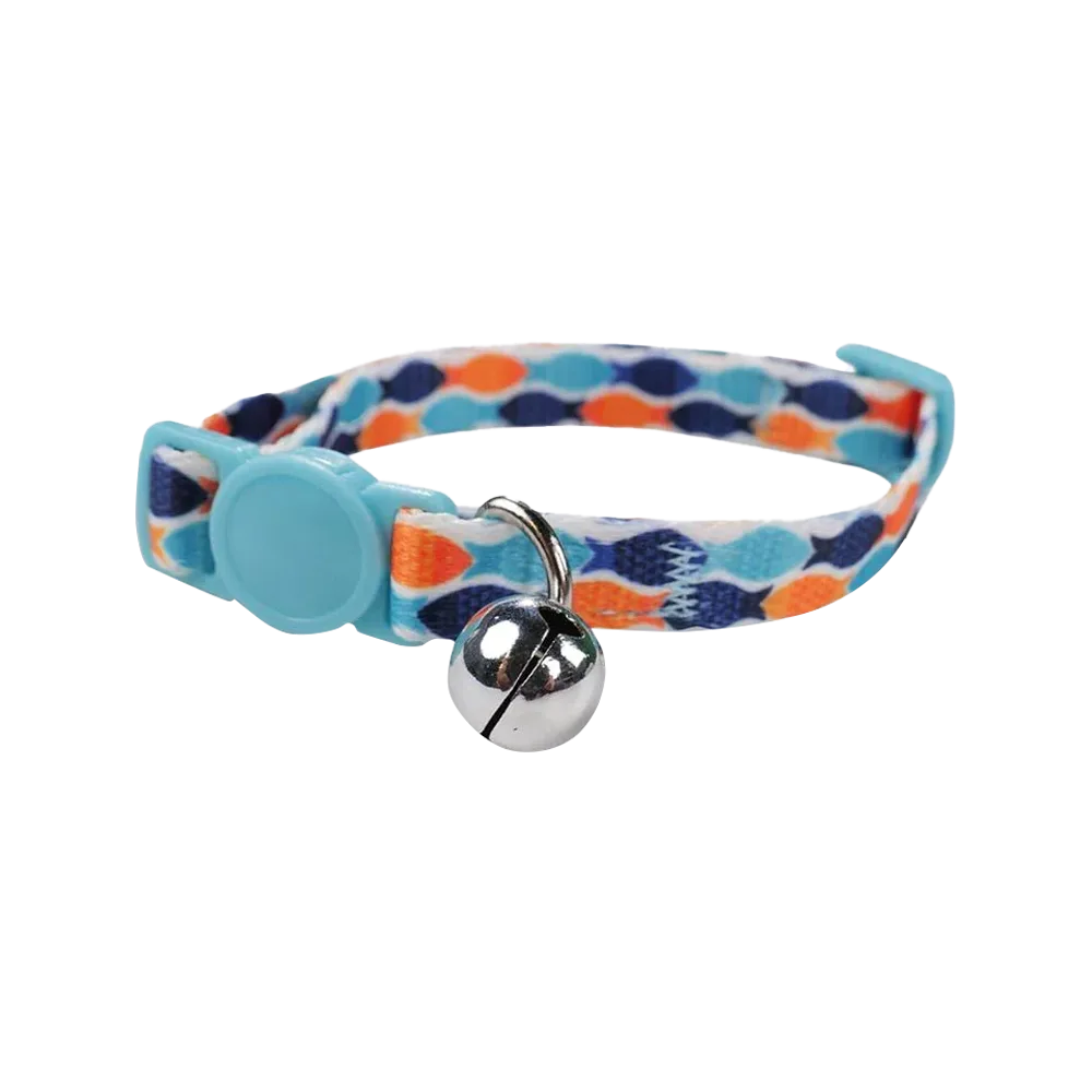 Imagen del Collar Eco Zany de M-Pets para gatos, un collar hecho 100% de botellas plásticas recicladas, es de color celeste con rombos de de color azul y naranja.