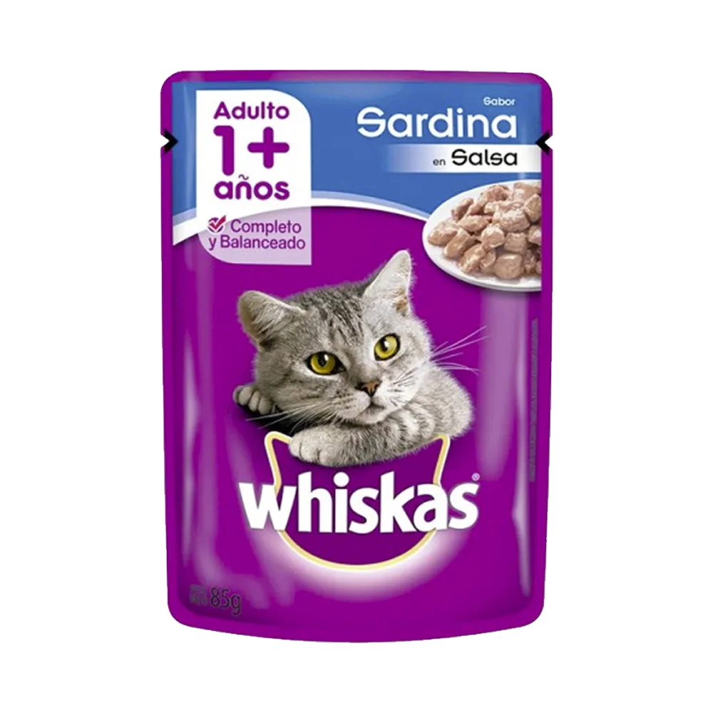 Sobre de alimento húmedo para gato adulto Whiskas Adulto Sardina en Salsa en su presentación de 85 gramos. Es de color violeta con detalles azules y tiene la imagen de un gato gris al medio.
