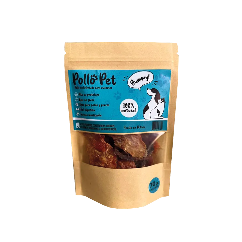 Empaque original color beige con una etiqueta celeste y una franja traslúcida en la que se pueden ver trozos de pollo deshidratado. Es el Snack Pollo Pet para perros y gatos