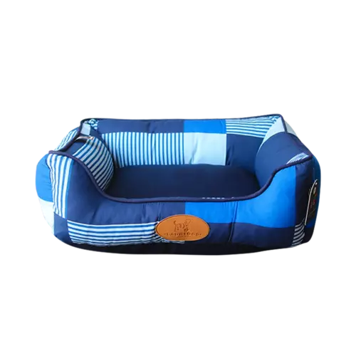 Cama para mascotas de diseño sofá, con patrones a rayas en azul y blanco, borde elevado y una placa decorativa