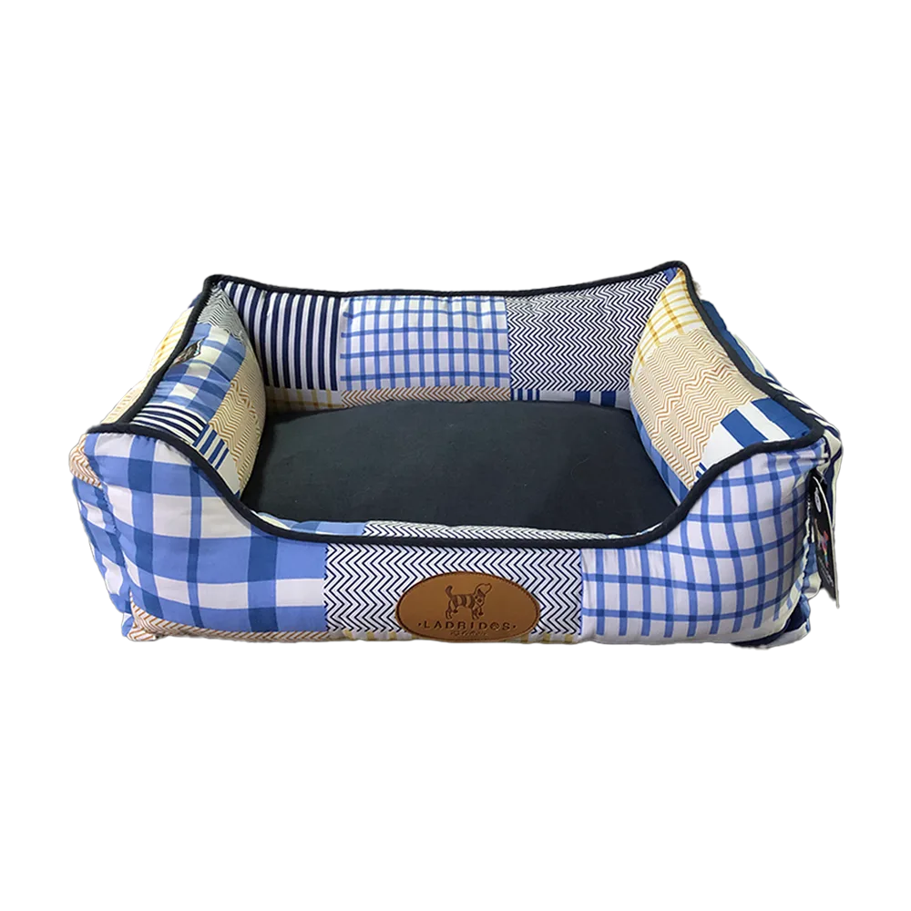 Cama Fresca para perros modelo Tino en talla XL, es de algodón es de color azul y en los bordes tiene un patrón a cuadros verticales y horizontales en diferentes tonos de azul