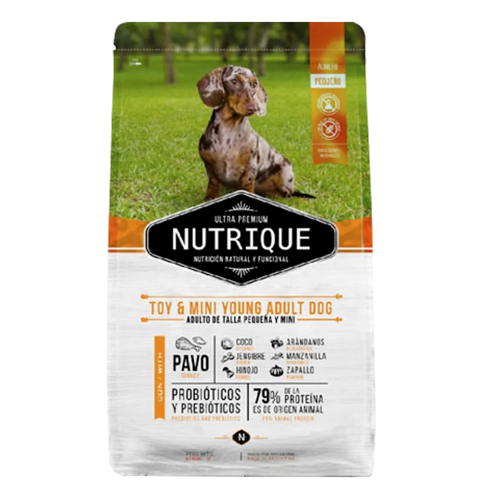 Bolsa blanca con una fotografía de un perro salchica marrón con manchas blancas y grises en un pasto verde en la naturaleza. Es el alimento para perros pequeños Nutrique Adulto Raza Pequeña.