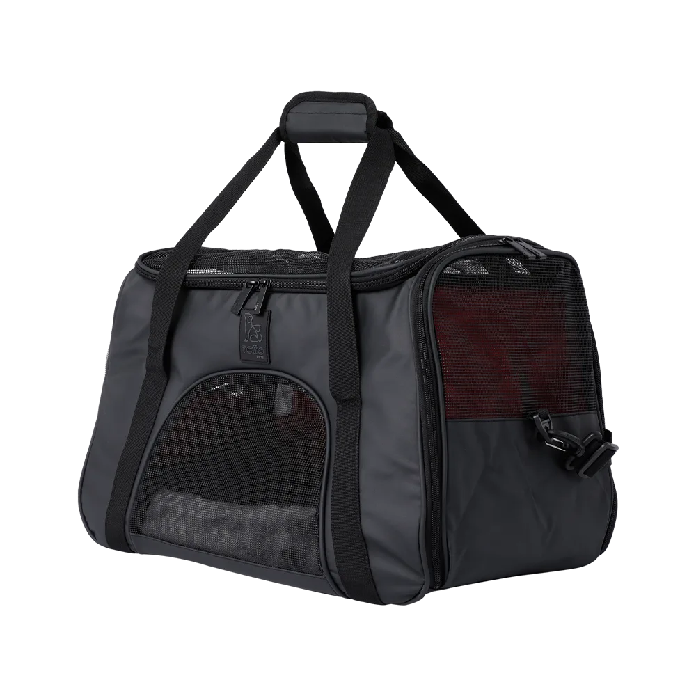 Transportadora Marley de Totto Pets, esta es de color negro y tiene mallas de ventilación en la parte superior, frontal y laterales.